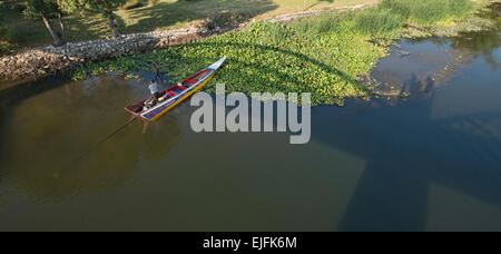 Ein Boot sitzt unter der Tod-Eisenbahnbrücke über den River Kwai, Kanchanaburi, Thailand Stockfoto