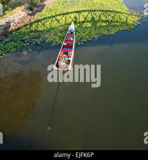 Ein Boot sitzt unter der Tod-Eisenbahnbrücke über den River Kwai, Kanchanaburi, Thailand Stockfoto