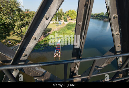 Ein Boot sitzt unter der Tod-Eisenbahnbrücke über den River Kwai, Kanchanaburi, Thailand Stockfoto