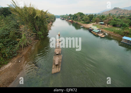 Schwimmenden Bambus-Floß-Hotels am Fluss Khwae in der Nähe von Kanchanaburi, Thailand Stockfoto