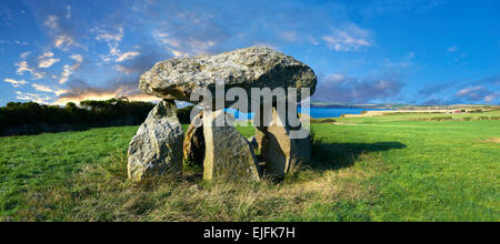 Carreg Samson oder Simsons Stein, einer 5000 Jahre alten neolithischen Dolmen Grabkammer, in der Nähe von Abercastle, Pembroke, Wales Stockfoto