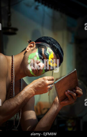 Kathakali Künstler in offenen Greenroom und Vorbereitungen der Leistung Stockfoto