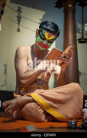 Kathakali Künstler in offenen Greenroom und Vorbereitungen der Leistung Stockfoto