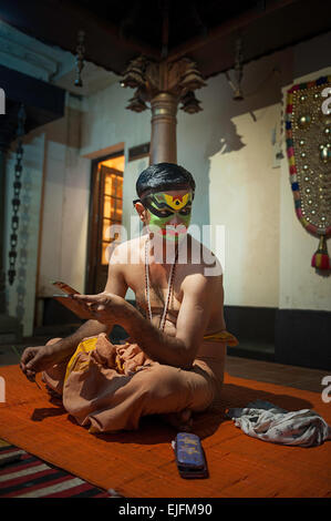 Kathakali Künstler in offenen Greenroom und Vorbereitungen der Leistung Stockfoto