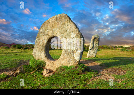 Mên ein Tol, Männer einen Tribut lokal oder Crick Stein, späten neolithischen Frühbronzezeit stehenden Steinen, Madron, Cornwall, England Stockfoto
