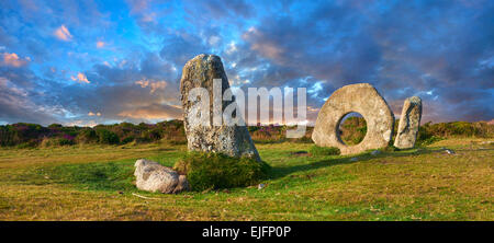 Mên ein Tol, Männer einen Tribut lokal oder Crick Stein, späten neolithischen Frühbronzezeit stehenden Steinen, Madron, Cornwall, England Stockfoto