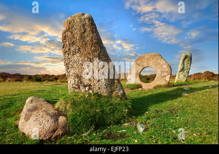 Mên ein Tol, Männer einen Tribut lokal oder Crick Stein, späten neolithischen Frühbronzezeit stehenden Steinen, Madron, Cornwall, England Stockfoto