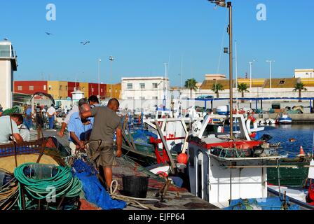 Fischer, die Sortierung ihrer Fischernetze auf den Hafen Puerto De La Atunara, Costa Del Sol, Provinz Cadiz, Andalusien, Spanien. Stockfoto