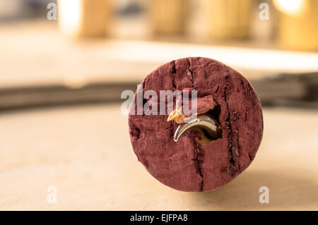 Die Spitze der Korkenzieher Kork aus Wein durchbohrt durch und durch Stockfoto