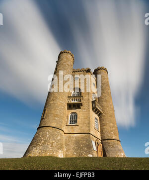 Broadway Tower, Cotswolds, in der Nähe von Worcestershire.  Lange tagsüber Exposition mit Weitwinkel Objektiv Stockfoto