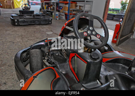 Maschine-Karts vor dem Start auf der Strecke. Kart-Rennstrecke-workshop Stockfoto