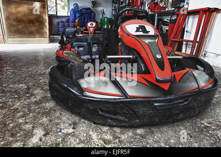 Maschine-Karts vor dem Start auf der Strecke. Kart-Rennstrecke-workshop Stockfoto