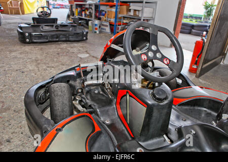 Maschine-Karts vor dem Start auf der Strecke. Kart-Rennstrecke-workshop Stockfoto