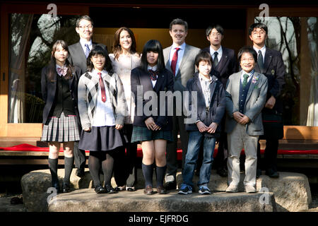 Tokio, Japan. 26. März 2015. (Mitte) Ihre Königliche Hoheit Kronprinzessin Mary Elizabeth Donaldson, seine königliche Hoheit der Kronprinz Frederik André Henrik Christian und Hosei University Professor und Bildung Kritiker Naoki Ogi (links) stellen für die Kameras mit einheimischen Kindern in den traditionellen japanischen Garten des Einfamilienhauses Asakura während einer Veranstaltung, um Bewusstsein über Schule Mobbing am 26. März 2015, Tokyo zu erhöhen Japan. Bildnachweis: Aflo Co. Ltd./Alamy Live-Nachrichten Stockfoto