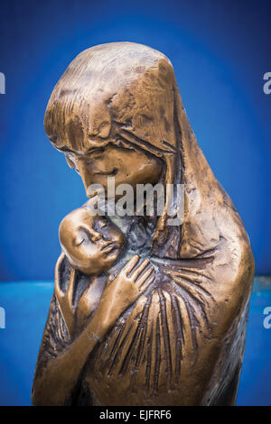 Bronzestatue, die Darstellung der Madonna mit Kind. Stockfoto