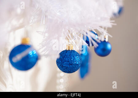 Weißen Kamin dekoriert mit Girlanden, Sterne am Weihnachtstag Stockfoto