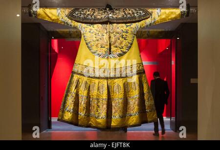 Melbourne, Australien. 26. März 2015. Ein Besucher geht vorbei an einer Sammlung während der Ausstellung von "A Golden Age of China: Kaiser Qianlong (1736-1795)", die zeigt Werke von Chinas Palastmuseum in der verbotenen Stadt, in der National Gallery of Victoria in Melbourne, Australien, 26. März 2015. © Bai Xue/Xinhua/Alamy Live-Nachrichten Stockfoto