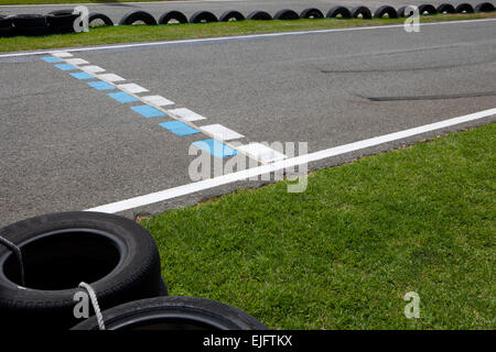 Kartbahn drehen auf einer leeren Open-Air-Rennstrecke Auto Stockfoto