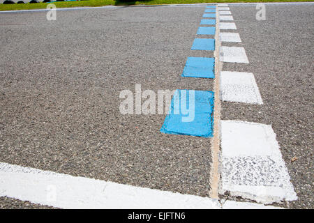 Kartbahn drehen auf einer leeren Open-Air-Rennstrecke Auto Stockfoto