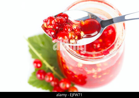 Rot aktuelle Marmelade auf weißem Hintergrund dessert Stockfoto