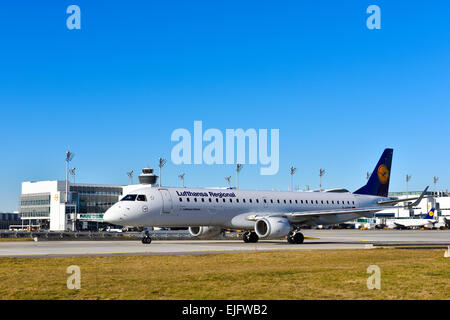 Lufthansa CityLine Embraer ERJ-190 Roll-Out vor Terminal 2 am Münchner Franz Josef Strauß, MUC, EDDM, Freising, Erding Stockfoto