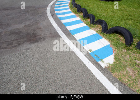 Kartbahn drehen auf einer leeren Open-Air-Rennstrecke Auto Stockfoto