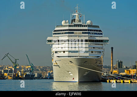 Kreuzfahrtschiff Costa Favolosa im Hafen von Valletta, Malta Stockfoto