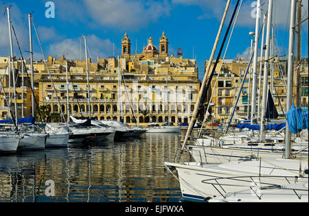 Blick vom Grand Harbour Marina in Vittoriosa, die Kirche des Heiligen Philipp Neri, Senglea, Malta Stockfoto