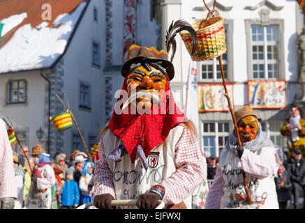 Traditionelle Schwäbisch-alemannischen Fastnacht, Narrensprung Karnevalsumzug, Dorausschreier Zeichen mit Holzmasken Stockfoto