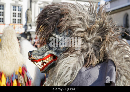 Traditionelle Schwäbisch-alemannischen Fastnacht, Narrensprung Karnevalsumzug, Haidach Wolf Charakter, Haidachgeister Kressbronn Gruppe Stockfoto