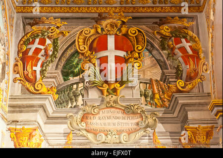 Weisses Kreuz auf rotem Grund, drei Wappen als skulpturale Wandbild, Grand Masters Palace, Reihenfolge der Ritter von Malta Stockfoto