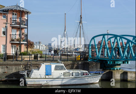 Die historischen Poole Wharf in Bristol, jetzt eine moderne Wohnanlage mit einer Fußgängerbrücke über den Eingang und einen Yachthafen. Stockfoto