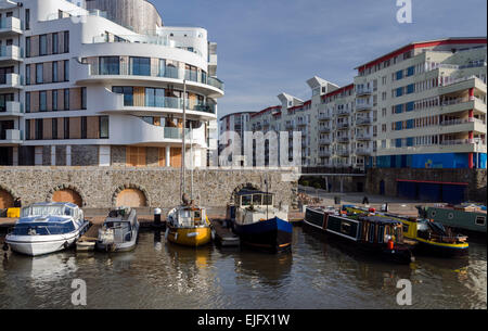 Modernen Wohnsiedlungen und Hausboote auf Bristol Hafen festgemacht. Stockfoto