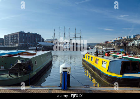 Hausboote auf Harbourside Bristols mit Blick über das Wasser auf die SS Great Britain und einer modernen Wohnanlage. Stockfoto