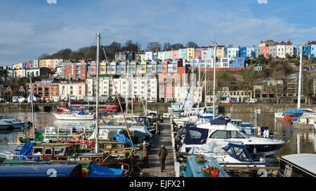 Blick über Bristols Marina in den bunten Bereich von Cliftonwood und Hotwells in der Stadt Bristol. Stockfoto