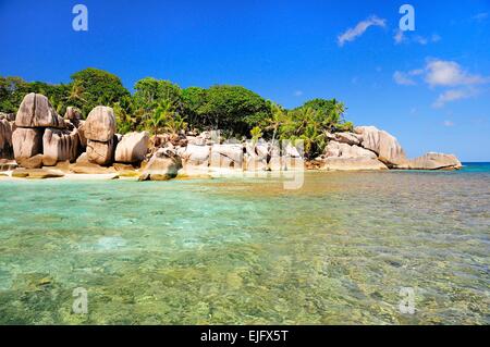 Granitfelsen, unbewohnten Insel Ile Cocos, Coco Island, Praslin, Seychellen Stockfoto