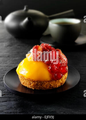 Espresso, mit roten Johannisbeeren und Wilde Erdbeere Custard tart Gebäck in einem Café mit Kaffee Tasse Stockfoto