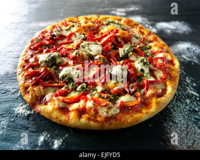 Ganze Pizza mit Pesto-Hähnchen und Paprika Stockfoto