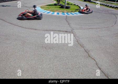 Nicht erkennbare Leute, die Spaß auf ein Go Cart. Sommer-Saison Stockfoto