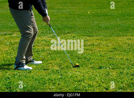 Foto der Golfer auf dem Grün, Vorbereitung zu setzen. Stockfoto