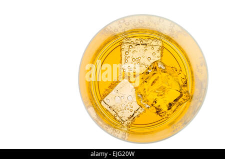 Glas gelb Drink mit Eis Draufsicht mit Beschneidungspfad Stockfoto