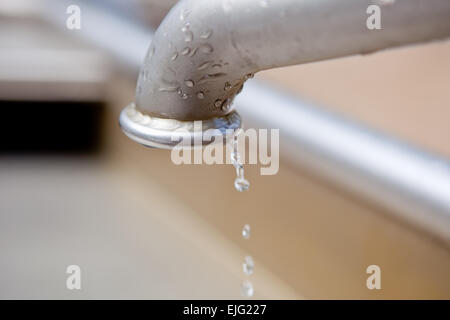 Wasser tropft aus Metall sauber Wasserhahn fließt Stockfoto