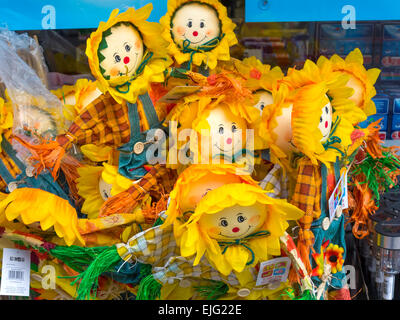Eine Ausstellung von Spielzeug Rag Doll Gartenverzierungen aus Stroh und leuchtend orange Tuch hergestellt Stockfoto