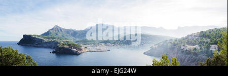 Panoramabild der Bucht von Port de Sóller auf der Insel Mallorca in Spanien. Am frühen Morgen mit Nebel steigt aus dem Meer gedreht. Stockfoto