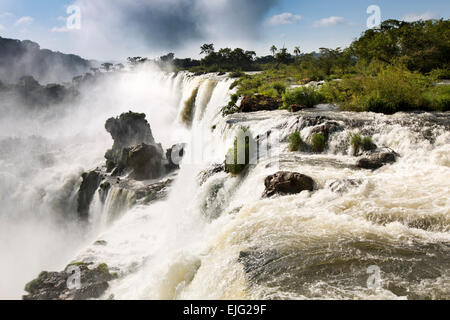 Argentinien, Iguazu Wasserfälle, Wasser fließt über San Martin, Mbigua und Bernabe Mendez Wasserfälle Stockfoto