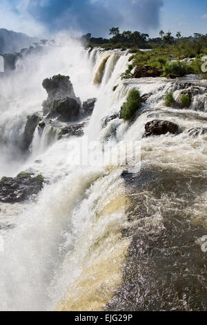 Argentinien, Iguazu Wasserfälle, Wasser fließt über San Martin, Mbigua und Bernabe Mendez Wasserfälle Stockfoto