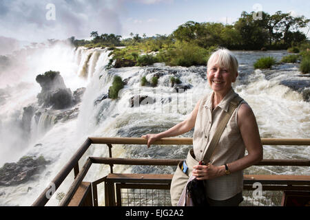 Argentinien, Iguazu Wasserfälle, weibliche Touristen bei San Martin, Mbigua und Bernabe Mendez Wasserfällen Stockfoto