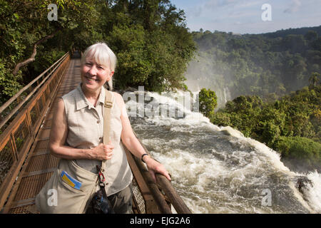 Argentinien, Iguazu Wasserfälle, weibliche Touristen über Bernabe Mendez Wasserfälle Stockfoto