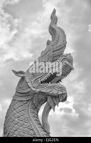 König der Nagas Statue, traditionellen Thai-Stil im Buddha-Tempel Stockfoto