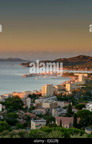 Blick auf Le Lavandou und Bormes Les Mimosas mit Inseln von Hyeres in der Ferne, Var, PACA (Provence-Alpes-Cote d ' Azur), Frankreich Stockfoto